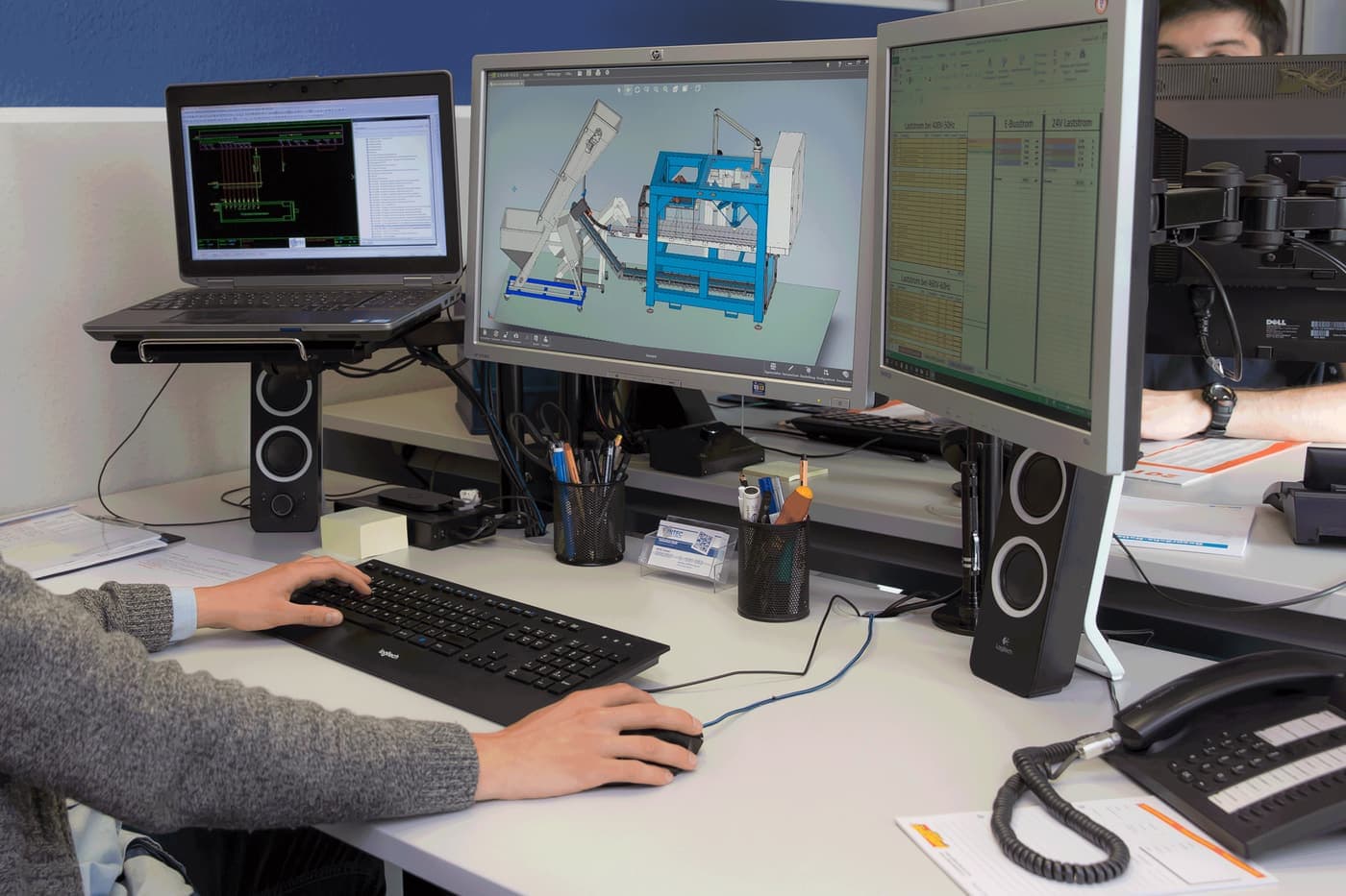 Arbeitsplatz in der Entwicklung der Intec GmbH