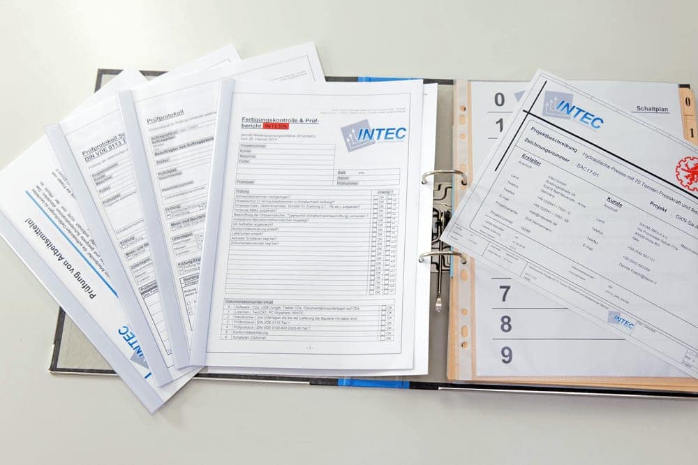 Ausgedruckte Schaltpläne und Prüfunterlagen der Intec GmbH im Ordner
