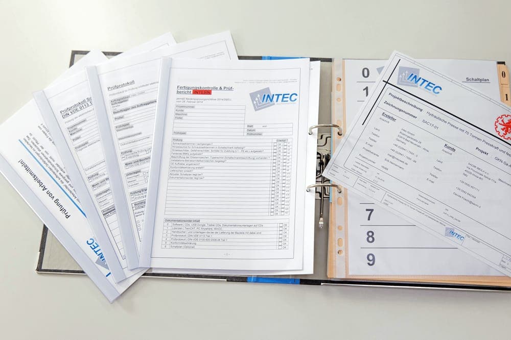 Ausgedruckte Schaltpläne und Prüfunterlagen der Intec GmbH im Ordner