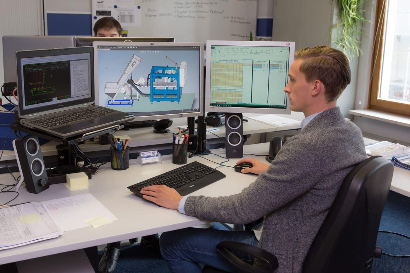 Ingenieur der Intec GmbH bei der Anlagenprojektierung am CAD-Arbeitsplatz