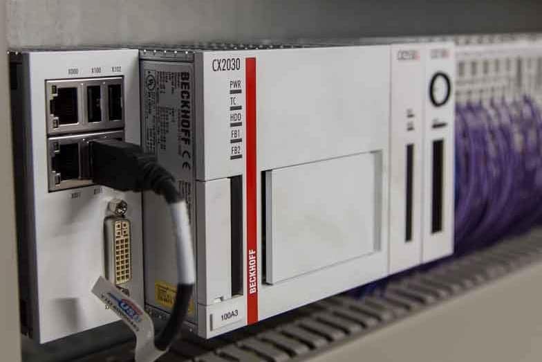 Beckhoff Embedded-PC mit Feldbusklemmen in einer Steuerungsanlage